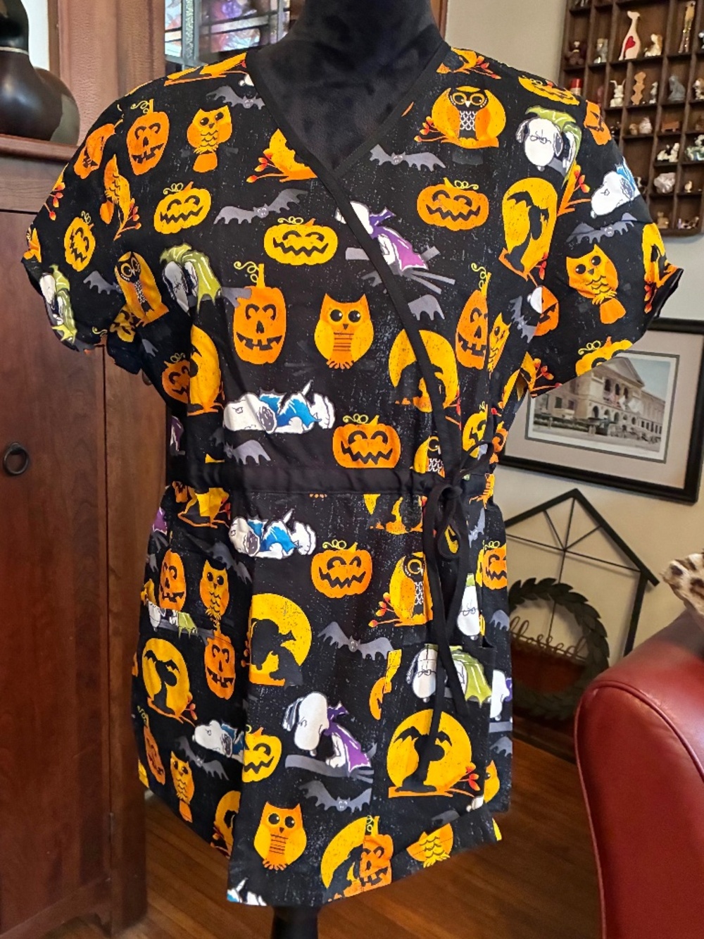 "Peanuts" scrub top, M, Snoopy, Halloween themed